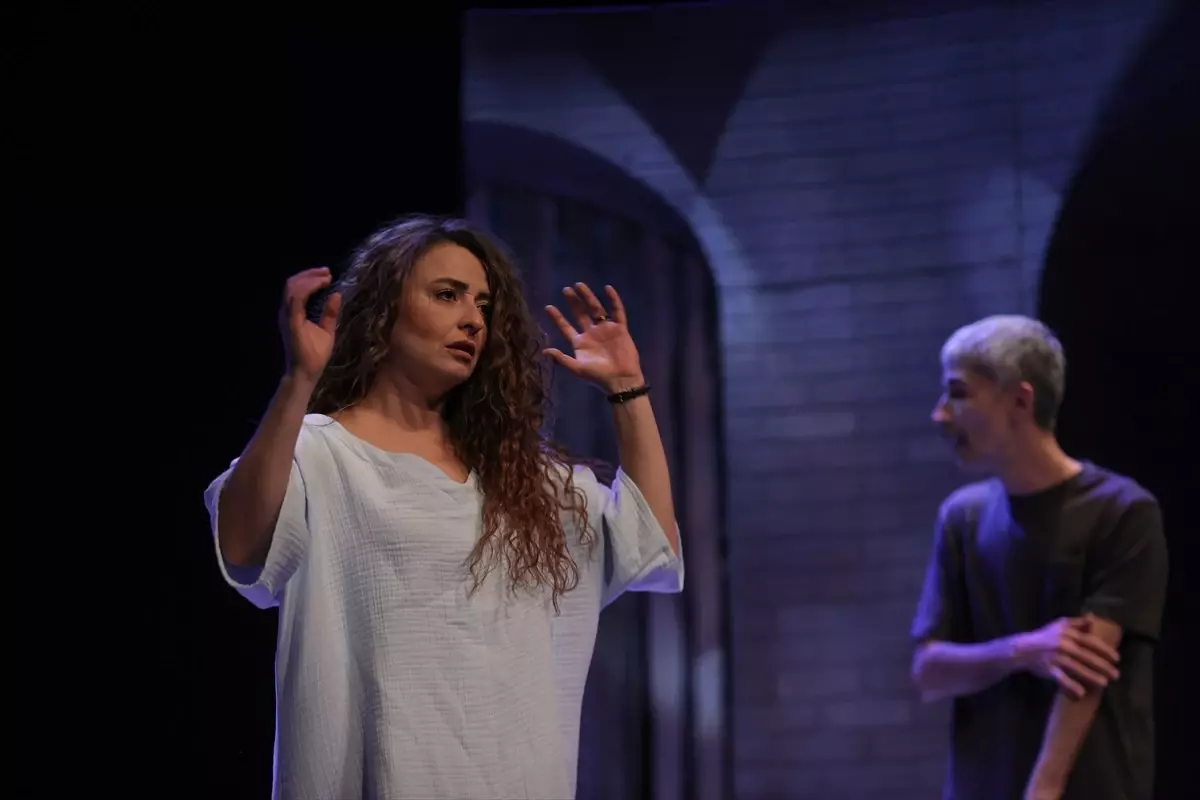 Bursa Devlet Tiyatrosu 'Sevdalinka' Oyununu Sahneliyor