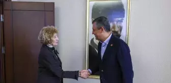 Özgür Özel, Ayşe Kulin'i CHP'ye Üye Olarak Kabul Etti