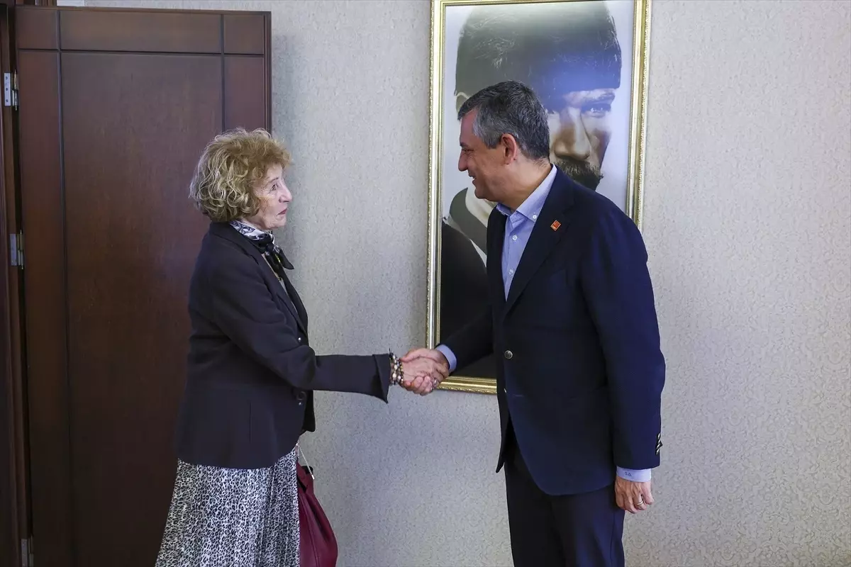 Özgür Özel, Ayşe Kulin'i CHP'ye Üye Olarak Kabul Etti
