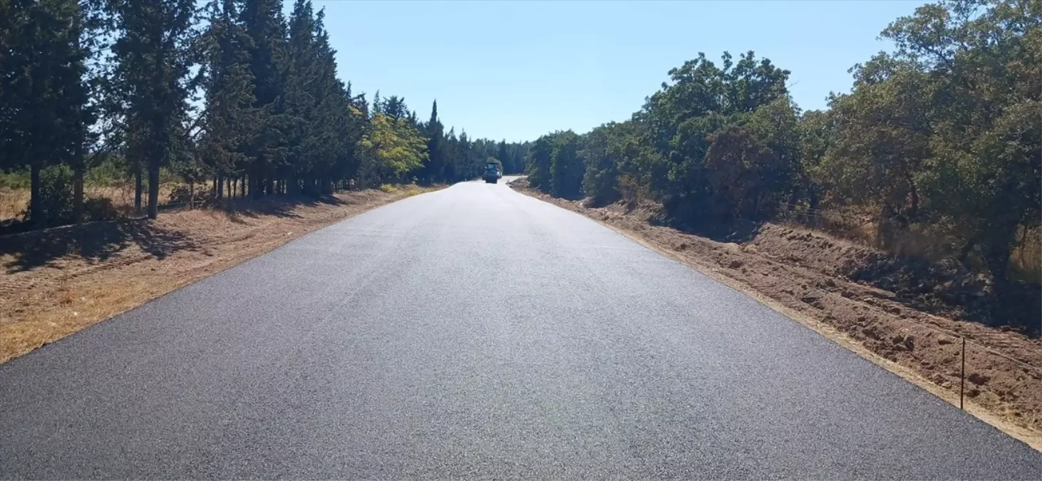 Edirne'de Köy Yollarına Sıcak Asfalt Çalışmaları Devam Ediyor
