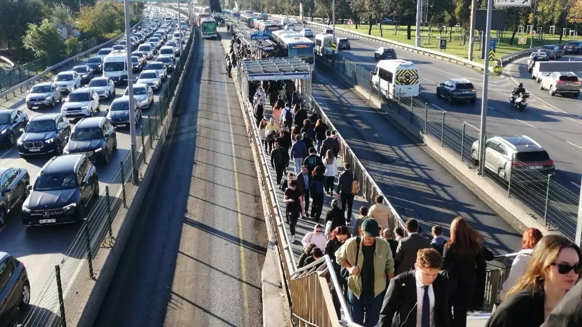 İstanbul'da Trafik Yoğunluğu Artıyor