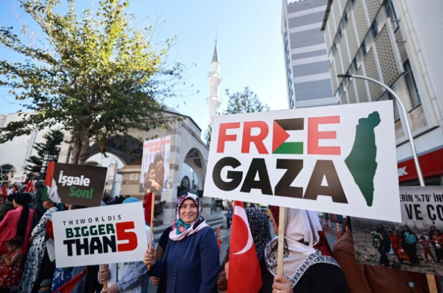 Thousands of women in Üsküdar, Istanbul formed a silent chain for Gaza