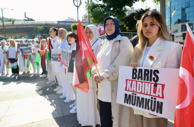 Thousands of women in Üsküdar, Istanbul formed a silent chain for Gaza