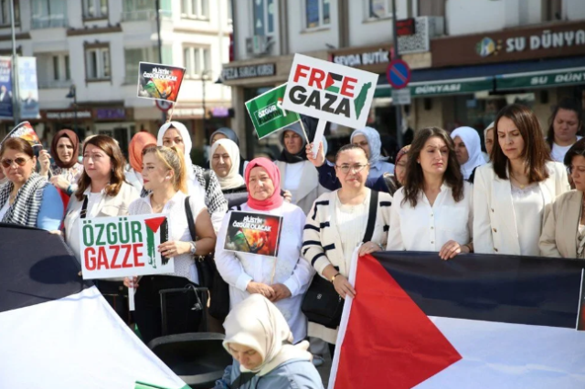 Thousands of women in Üsküdar, Istanbul formed a silent chain for Gaza