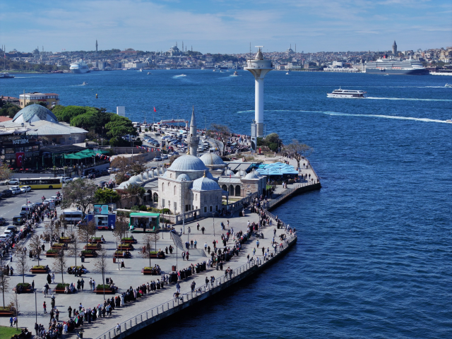 Thousands of women in Üsküdar, Istanbul formed a silent chain for Gaza