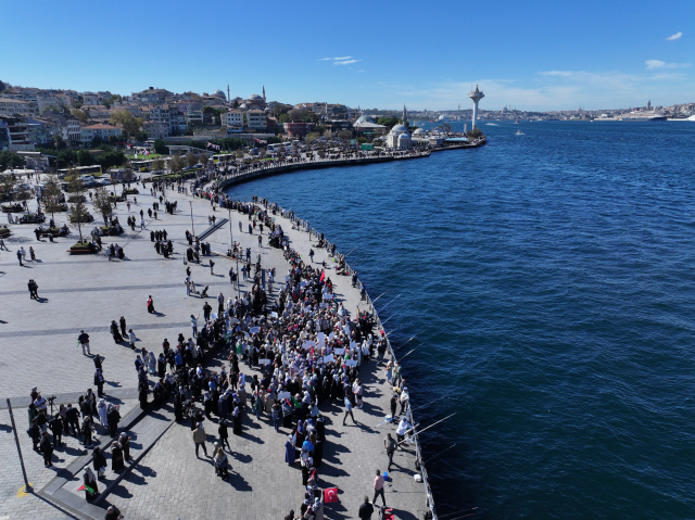 Thousands of women in Üsküdar, Istanbul formed a silent chain for Gaza