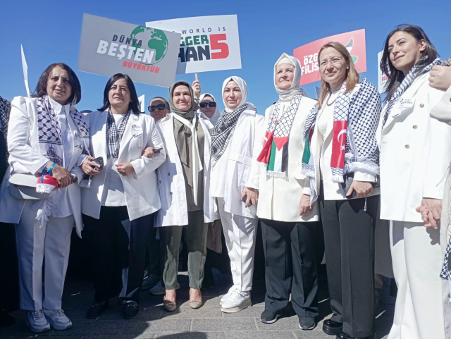 Thousands of women in Üsküdar, Istanbul formed a silent chain for Gaza