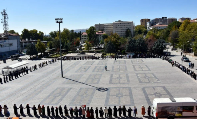 Thousands of women in Üsküdar, Istanbul formed a silent chain for Gaza