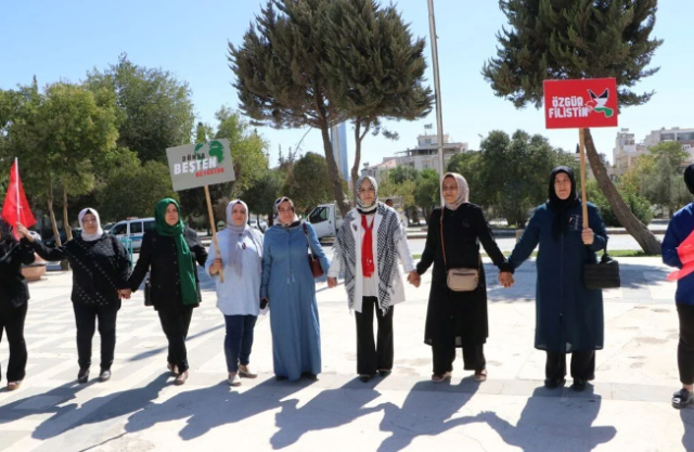 Thousands of women in Üsküdar, Istanbul formed a silent chain for Gaza