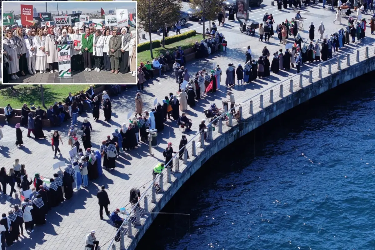 İstanbul Üsküdar'da binlerce kadın Gazze için sessiz zincir oluşturdu