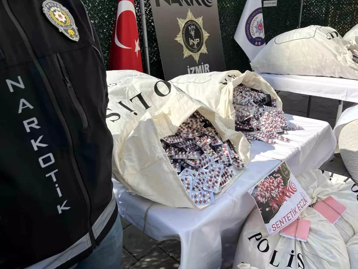 İzmir'de Rekor Uyuşturucu Operasyonu: 903 Bin Adet Sentetik Ecza Ele Geçirildi