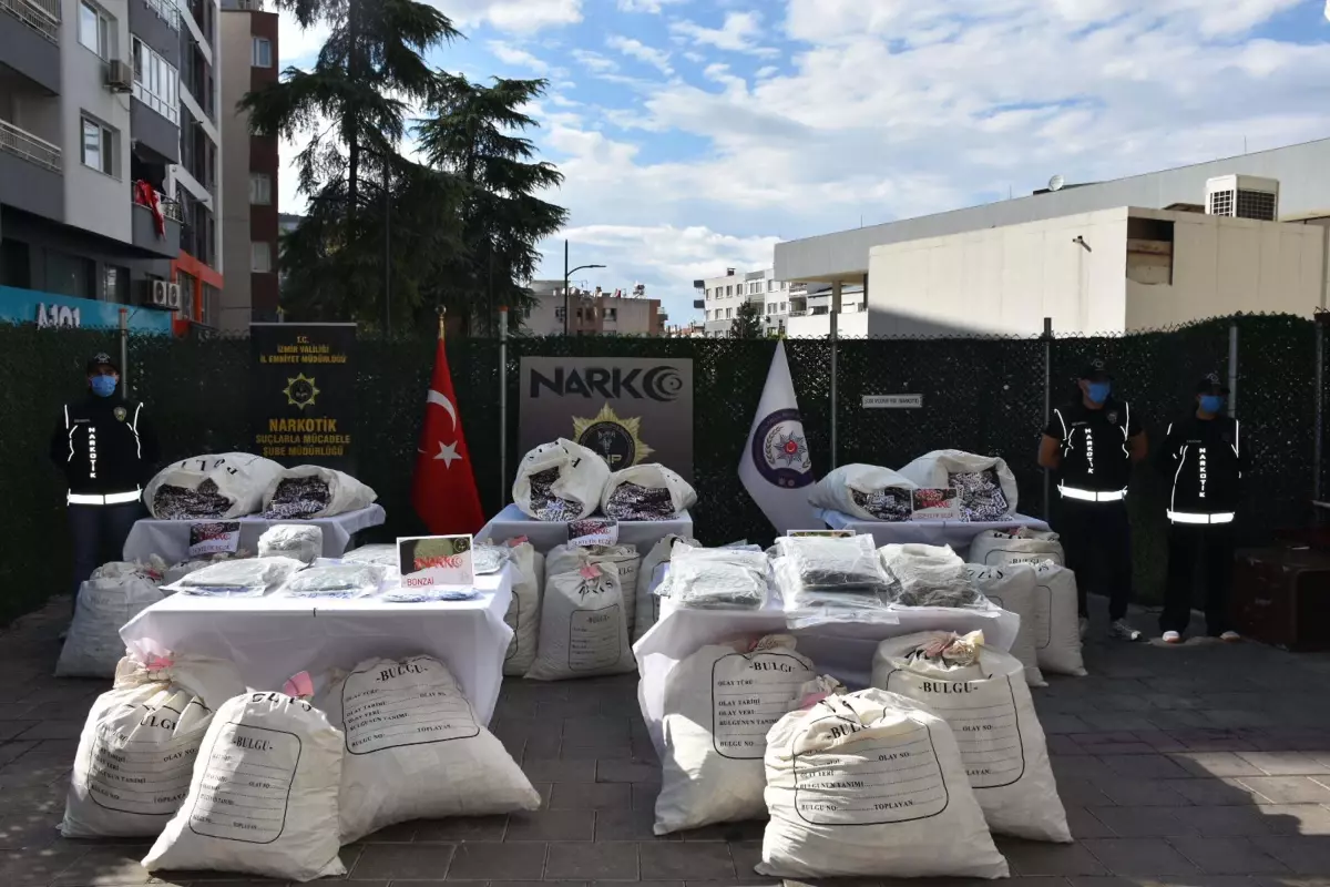 İzmir'de Uyuşturucu Operasyonu: 881 Bin Sentetik Hap Ele Geçirildi