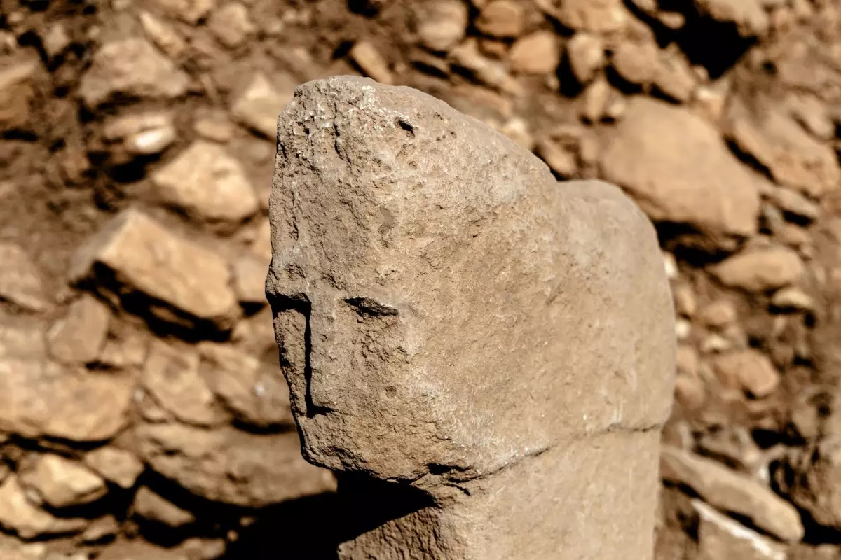 Karahantepe'de İnsan Yüzü Betimlenen İlk 'T' Biçimli Dikilitaş Keşfedildi