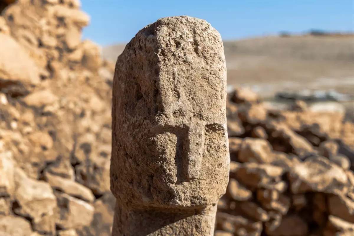 Karahantepe'de Neolitik Döneme Ait İnsan Yüzü Betimli Dikilitaş Bulundu