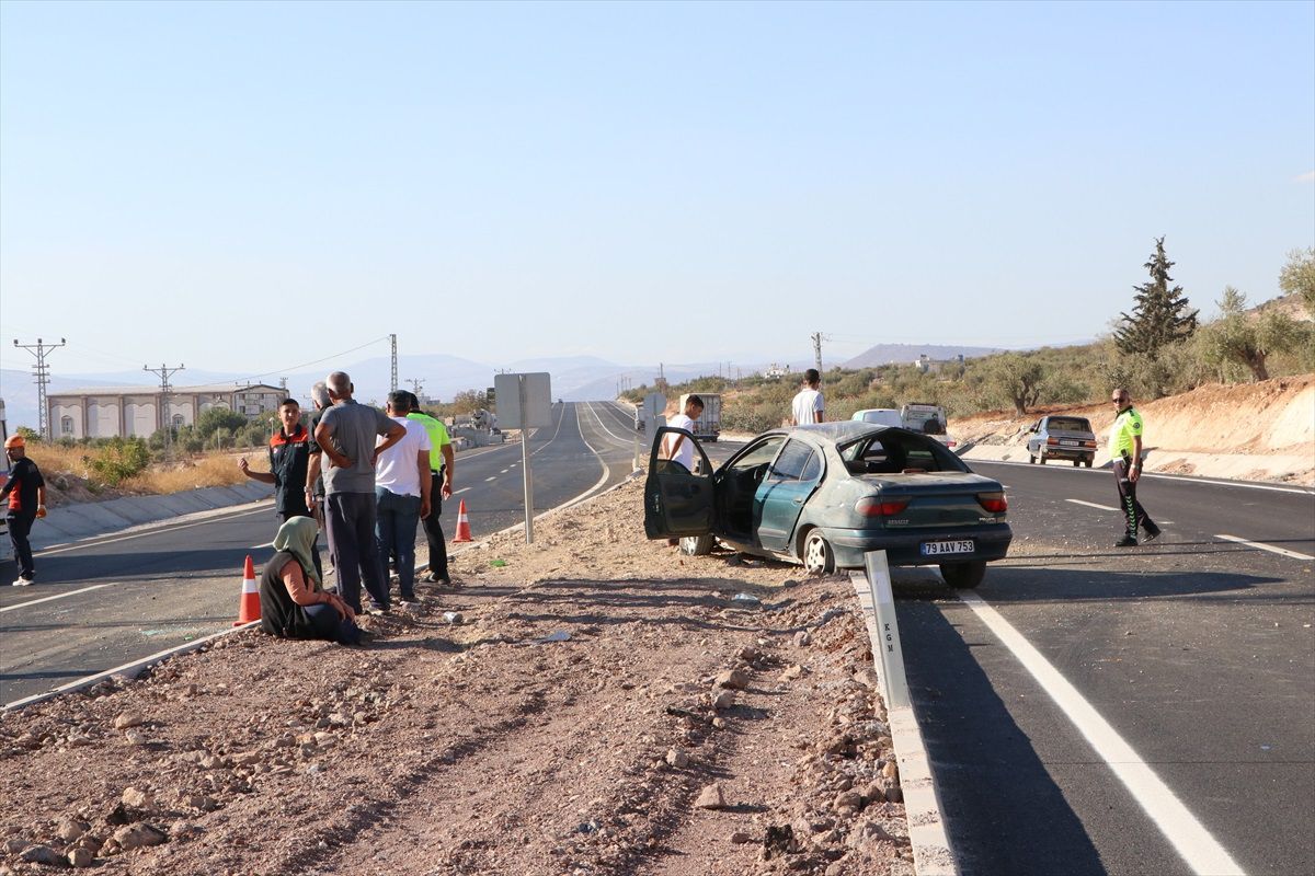 Kilis'te Otomobil Devrildi: 2 Yaralı