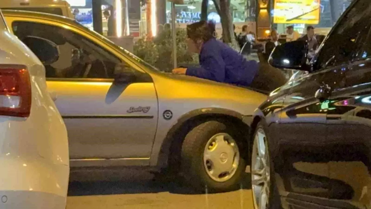 Tartışma Sonrası Kadın Otomobilin Kaputuna Yattı