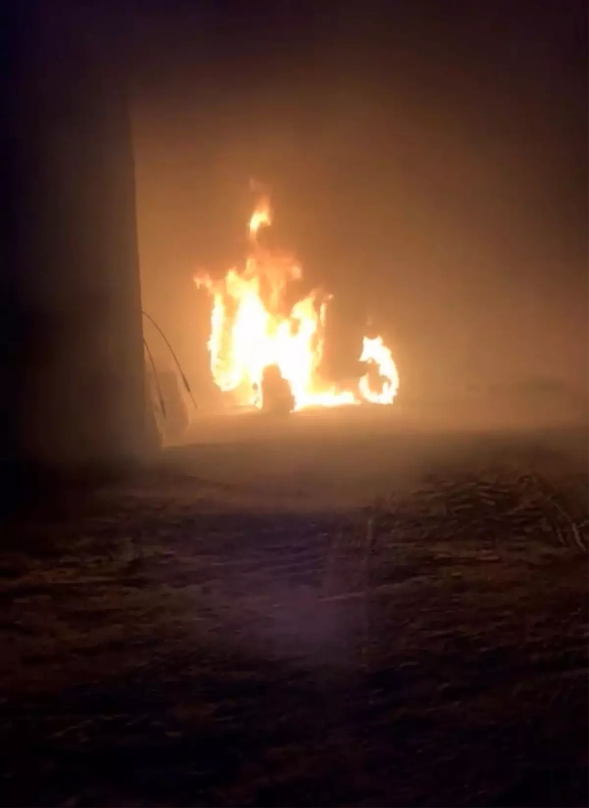 Konya'da Ambarda Yangın: Traktör Kullanılamaz Hale Geldi