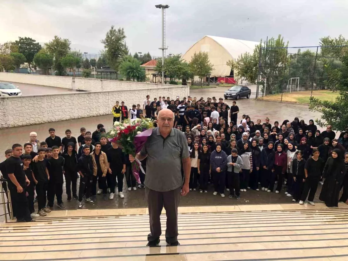 40 Yılını Mezun Olduğu Okulda Geçiren Öğretmen Emekli Oldu