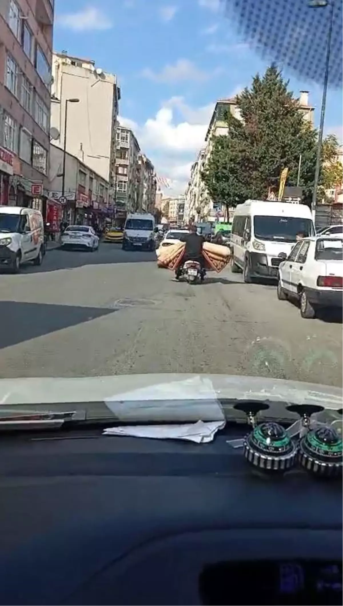 Motosikletle Halı Taşıyan Sürücü Trafiği Tehlikeye Attı