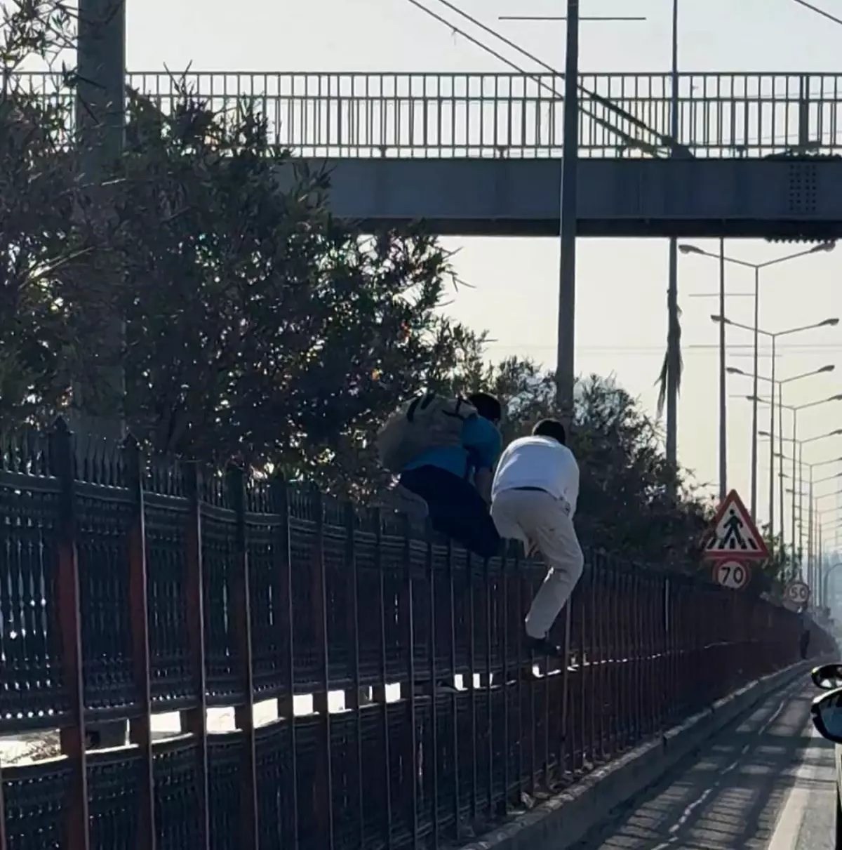 Diyarbakır'da Öğrenciler Üst Geçit Yerine Refüjü Kullanarak Tehlikeye Atılıyor