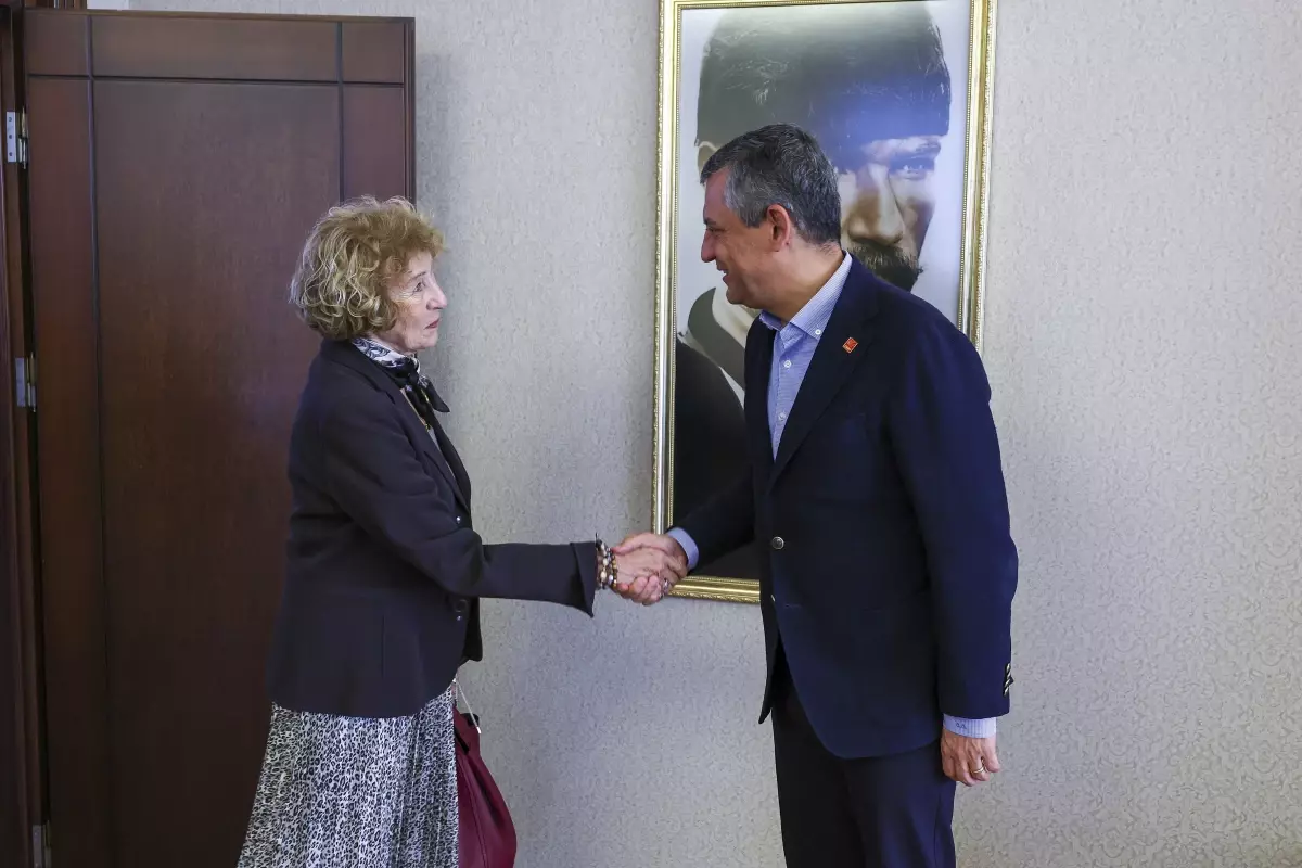 CHP Genel Başkanı Özgür Özel, Ayşe Kulin'e Üyelik Rozeti Taktı