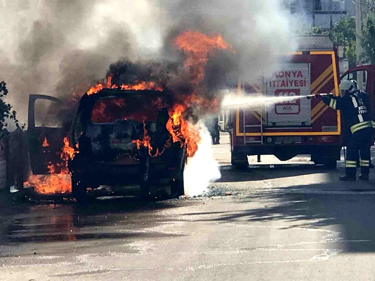 Konya'da Park Halindeki Ticari Taksi Yandı
