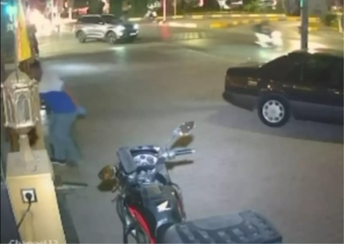 Adana'da Pastaneye El Bombası Atan Genç Yakalandı