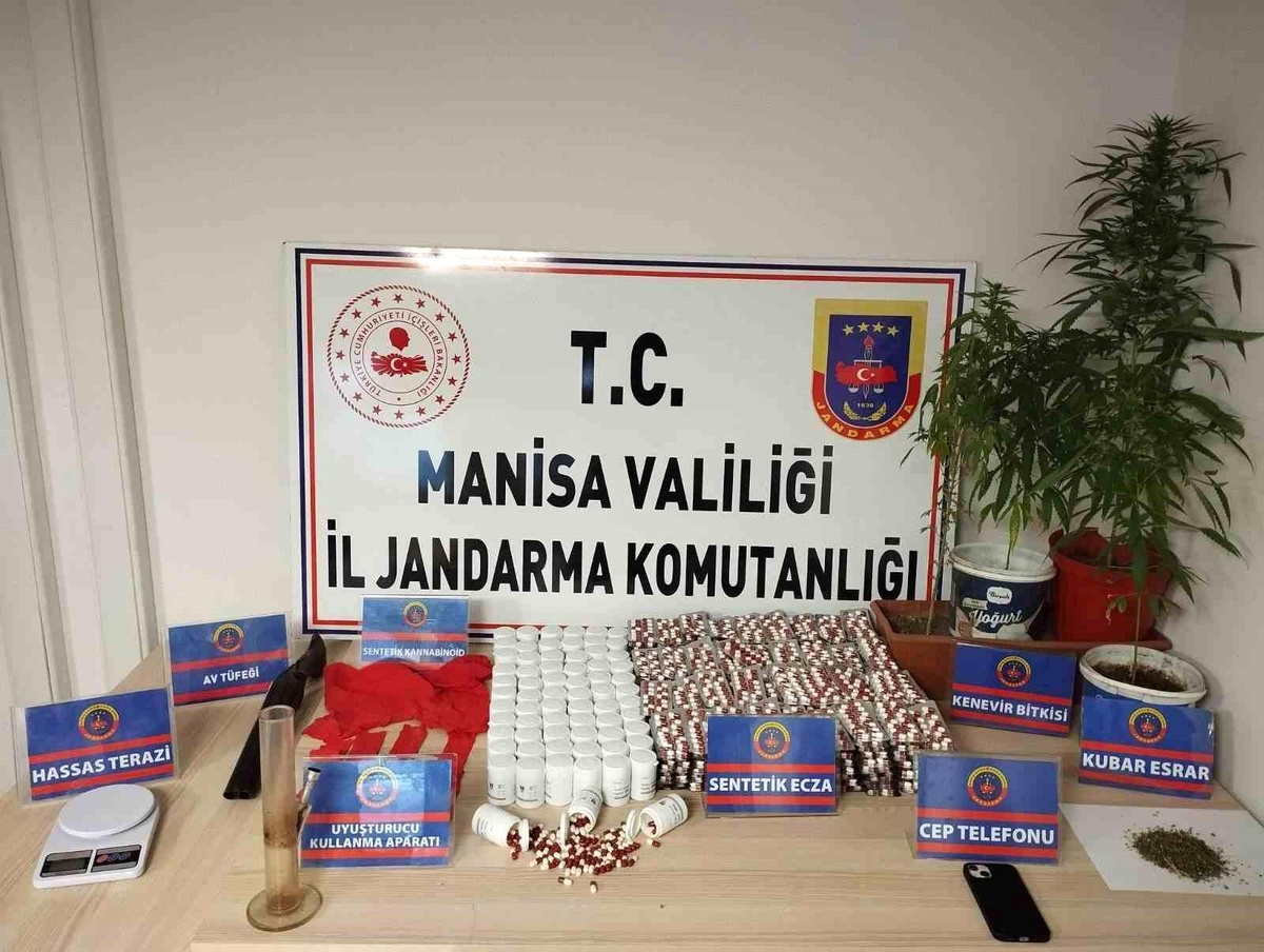 Manisa'da Uyuşturucu Operasyonu: 8 Bin 864 Hap Ele Geçirildi