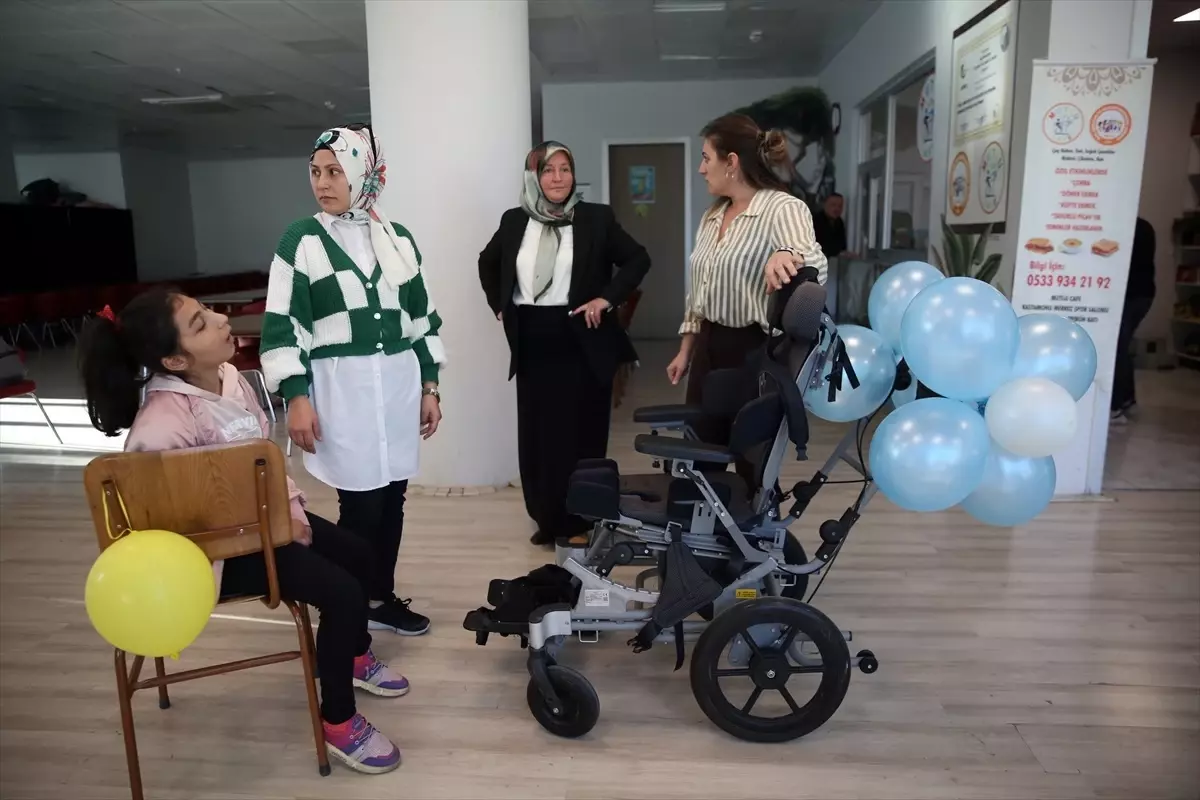 14 Yaşındaki Zeynep'e Destek: Yeni Pozisyonlama Cihazı Teslim Edildi