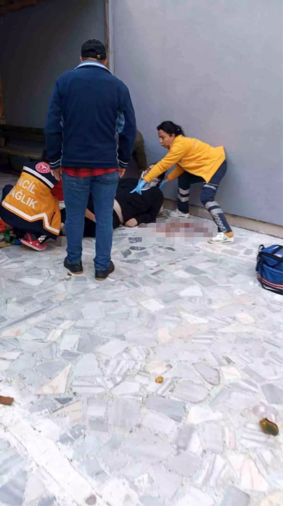 Sinop'ta Apartmandan Düşen Genç Hastaneye Kaldırıldı