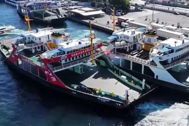 Sirkeci'de feribot iskeleye çarptı