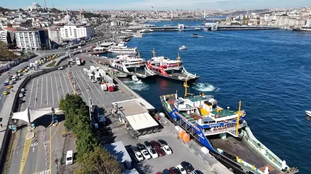 Sirkeci'de feribot iskeleye çarptı