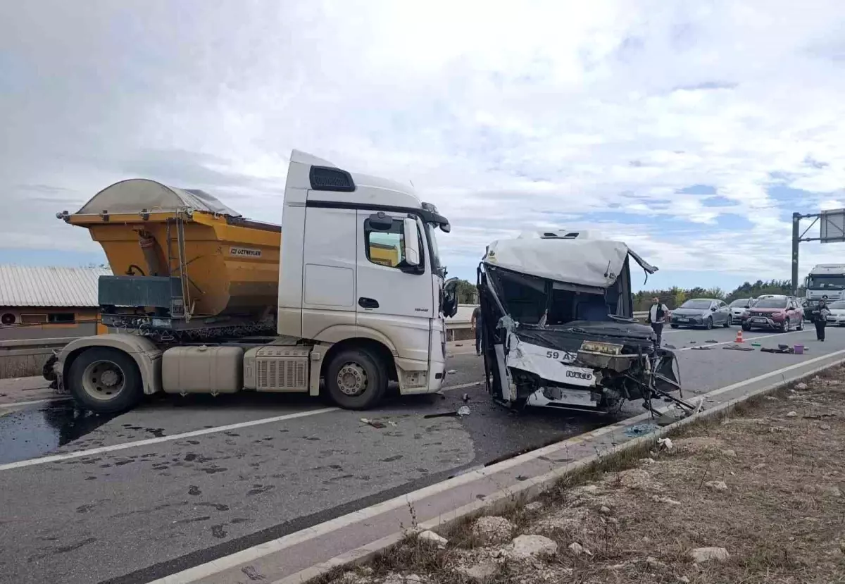 Tekirdağ'da Minibüs ve Tır Çarpıştı: Sürücü Ağır Yaralandı