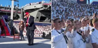 Trump dans figürleriyle binlerce askeri coşturdu