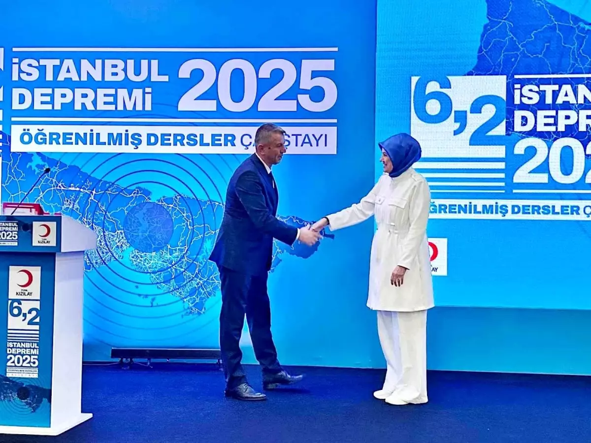 Türk Kızılay'a Teşekkür Belgesi Takdim Edildi