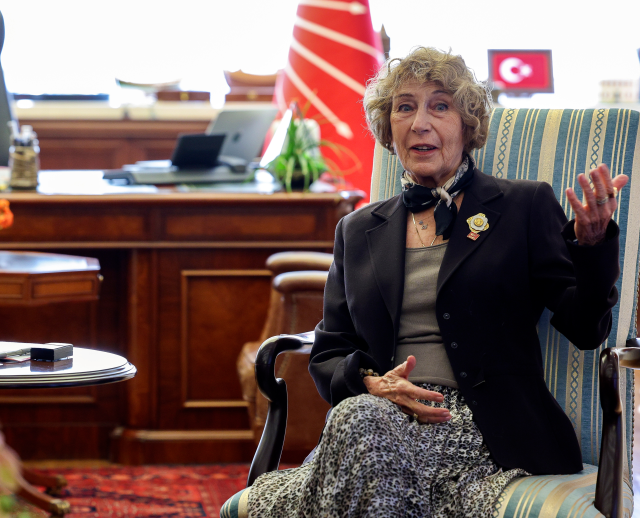 Famous author Ayşe Kulin became a member of CHP! Özel pinned his own badge