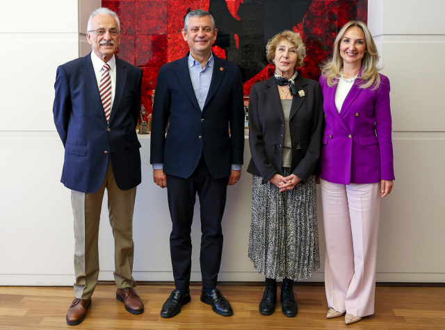 Famous author Ayşe Kulin became a member of CHP! Özel pinned his own badge