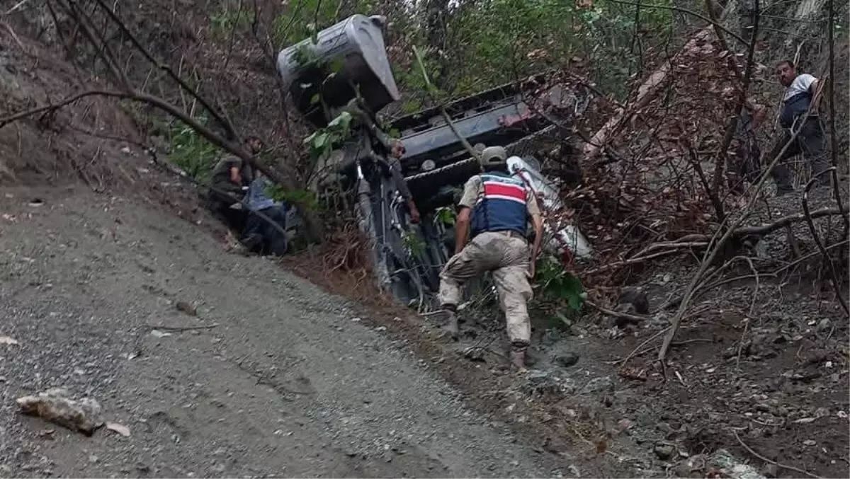 Dörtyol'da İş Makinesi Uçuruma Yuvarlandı: Bir Kişi Hayatını Kaybetti