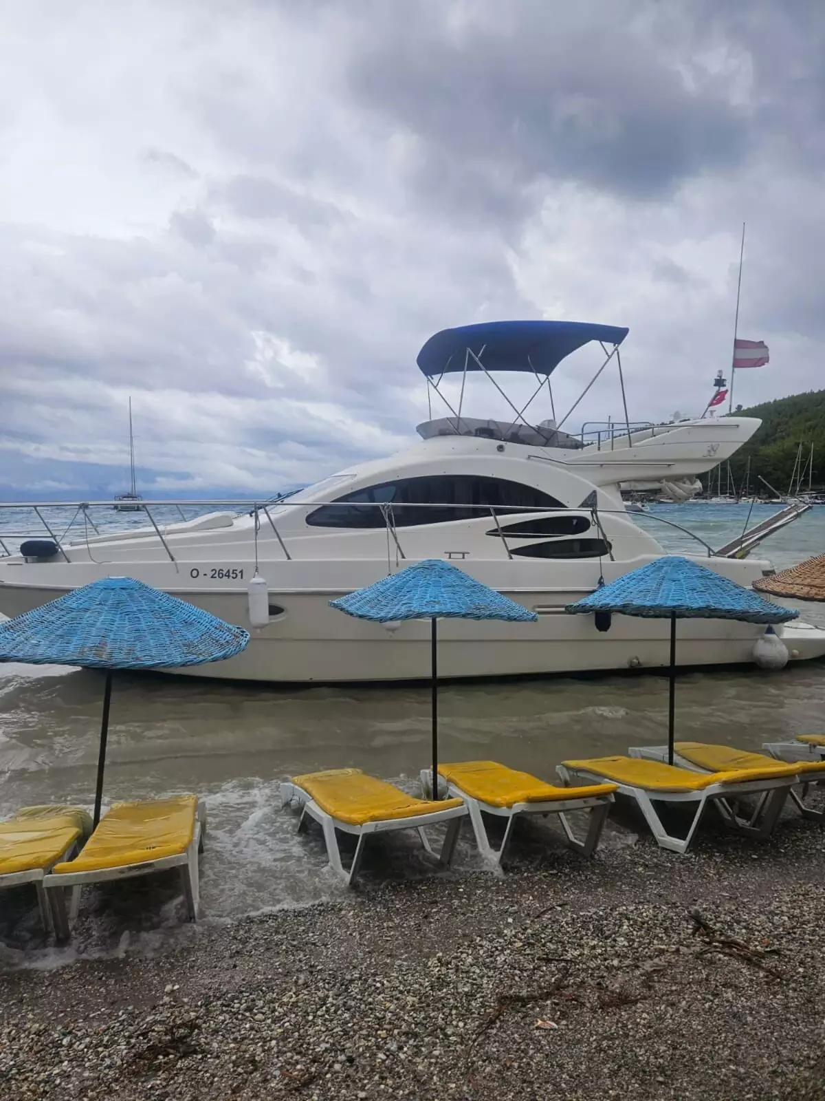 Muğla'da Kuvvetli Lodos Motoryatı Karaya Oturdu