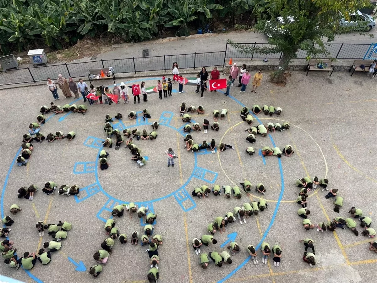 Öğrencilerden Gazze İçin Koreografi