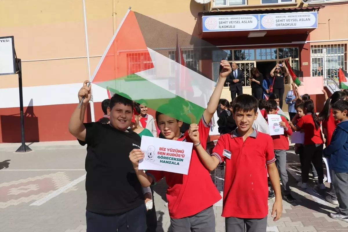 Amasya'da köy okulu öğrencilerinden Filistin'e destek yürüyüşü