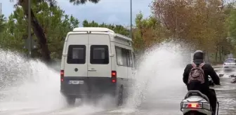 Kaş'ta Sağanak Yağış Hayatı Olumsuz Etkiledi