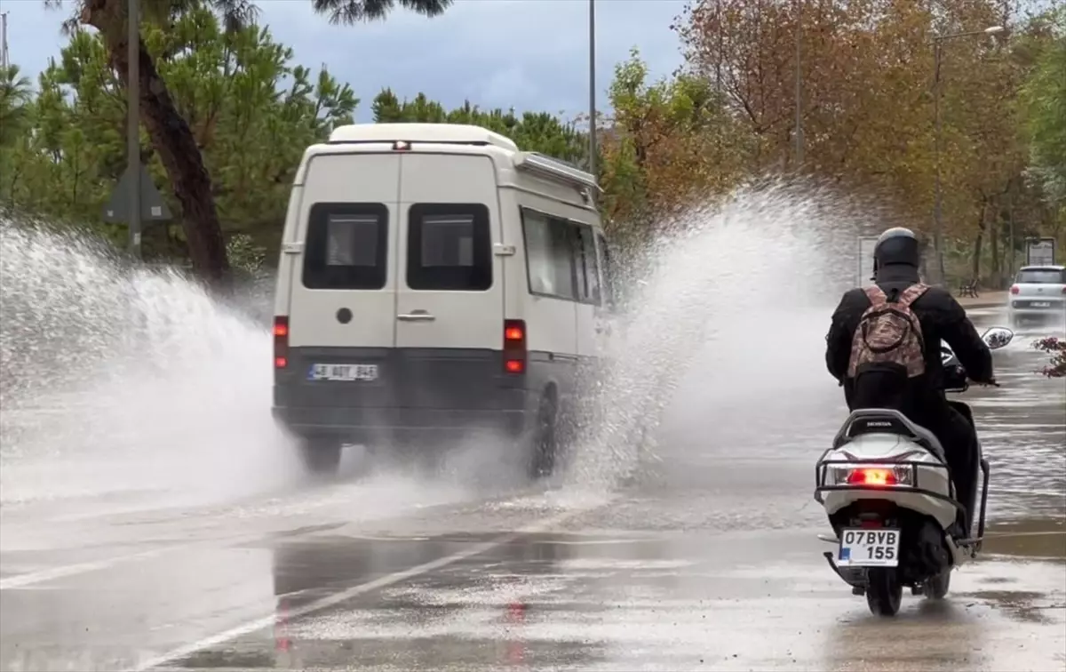 Kaş'ta Sağanak Yağış Hayatı Olumsuz Etkiledi
