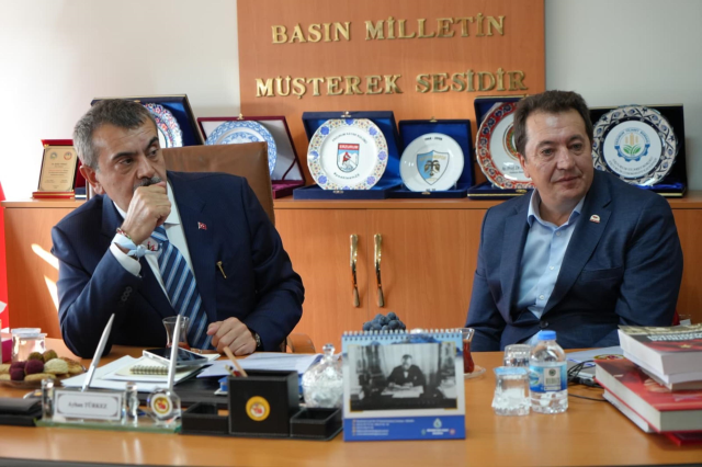 Minister Tekin played yakantop and pulled rope with students