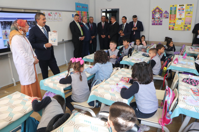 Minister Tekin played yakantop and pulled rope with students
