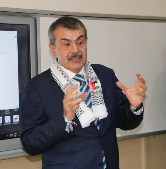 Minister Tekin played yakantop and pulled rope with students