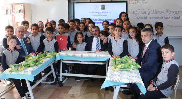 Minister Tekin played yakantop and pulled rope with students