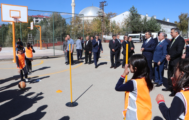 Minister Tekin played yakantop and pulled rope with students
