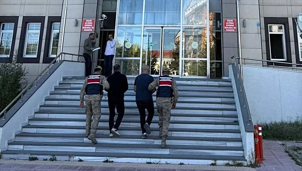 Tatvan'da Düzensiz Göçmen Kaçakçılığı Operasyonu: 2 Göçmen Yakalandı, 2 Şüpheli Tutuklandı