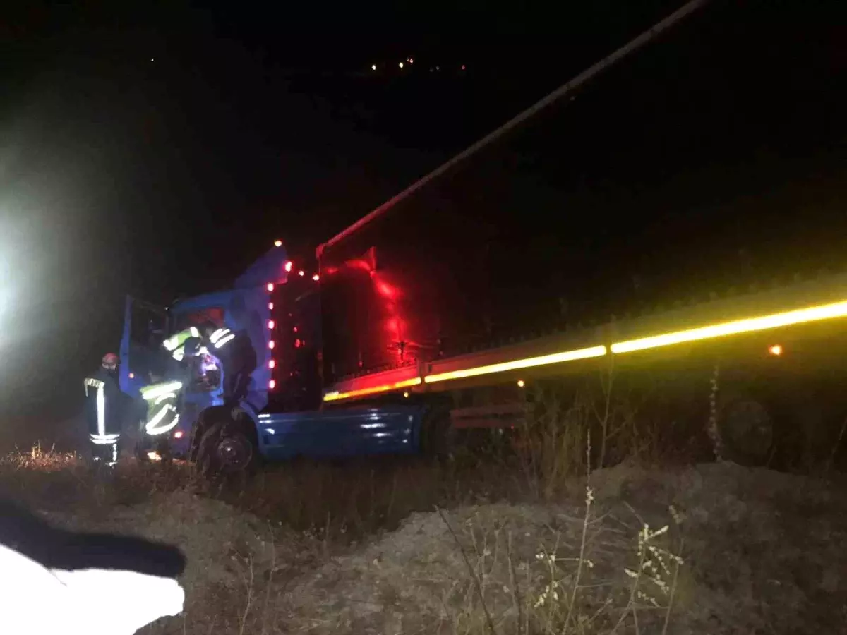 Tosya'da Tır Devrildi: Sürücü Hayatını Kaybetti